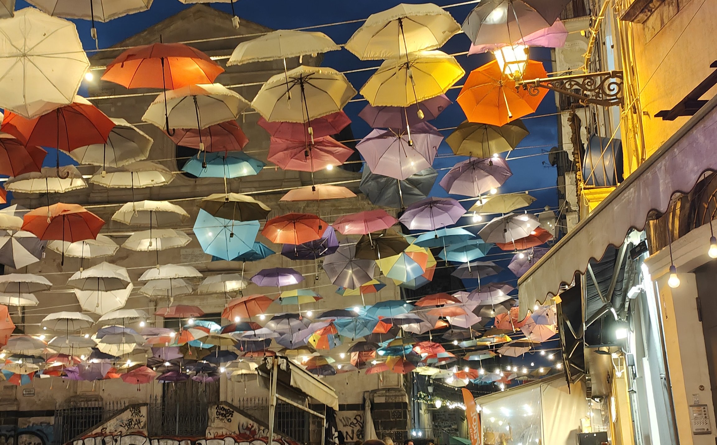 moda degli ombrelli appesi